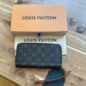 Louis Vuitton Monogram Zippy Wallet - Like New